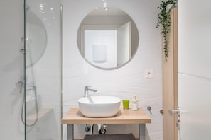 Een douche, een haardroger, handdoeken