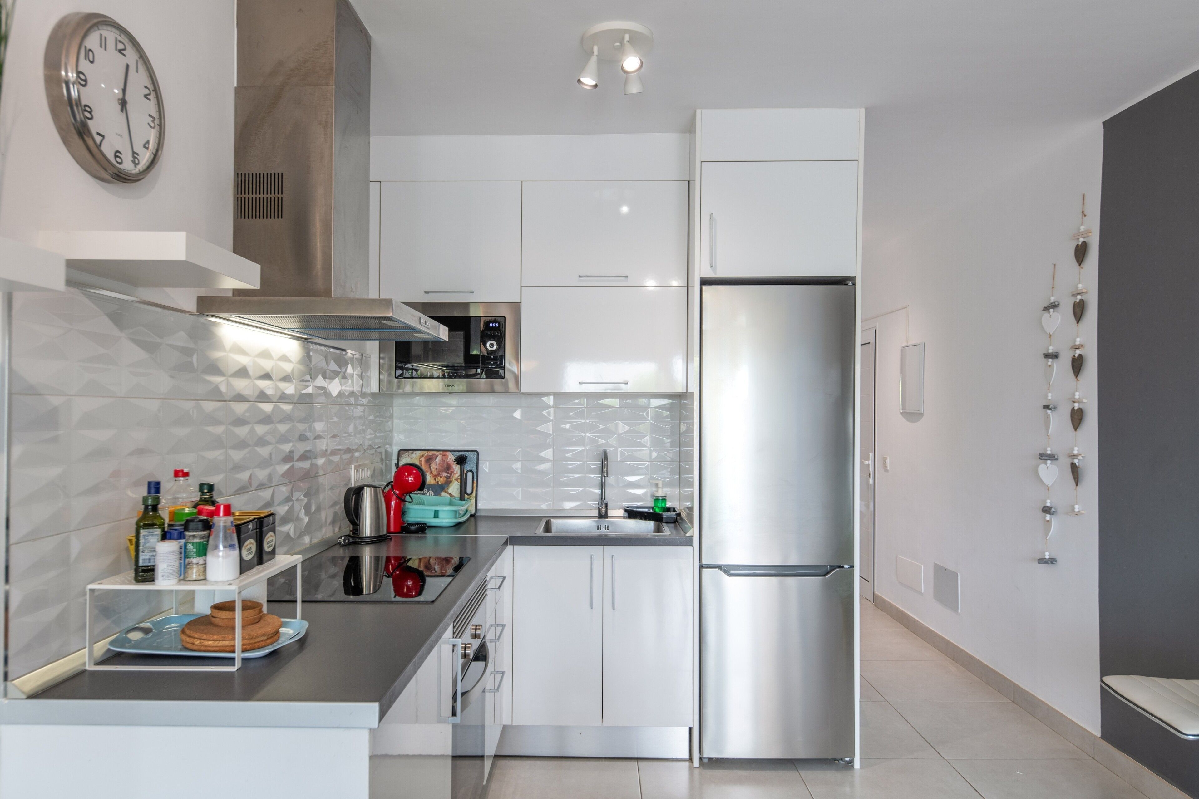 Frigorífico, microondas, horno y placa de cocina
