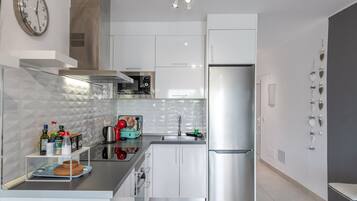 Frigorífico, microondas, horno y placa de cocina