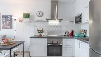 Frigorífico, microondas, horno y placa de cocina