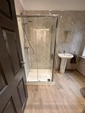 Shower, hair dryer, towels - Apartment Sleeps 4 With Wifi (Lytham St. Anne's)