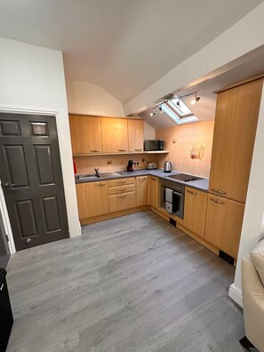 Fridge, microwave, oven, stovetop - Apartment Sleeps 4 With Wifi (Lytham St. Anne's)