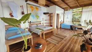 Ein gemütliches Zimmer mit einem Bett, einem Schreibtisch und einer Karte an der Wand.