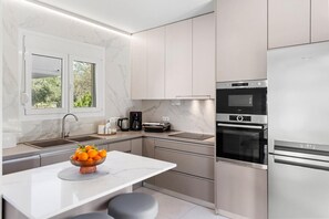 Fridge, microwave, oven, dishwasher - Villa Charaki VPR, Villa (Rhodes)