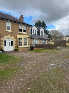 Exterior - House Sleeps 6 With Enclosed Garden (Gorebridge)