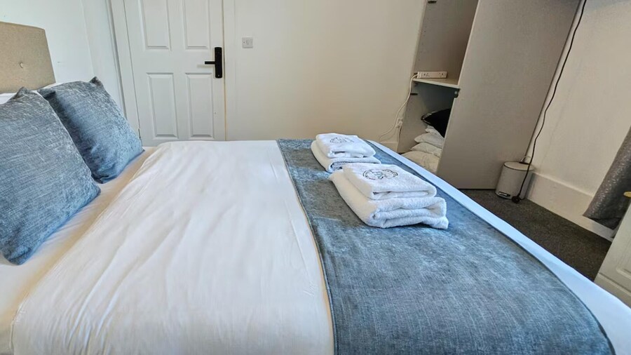House Sleeps 6 With Enclosed Garden