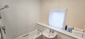 Kombinasi shower/bathtub dan bathtub besar