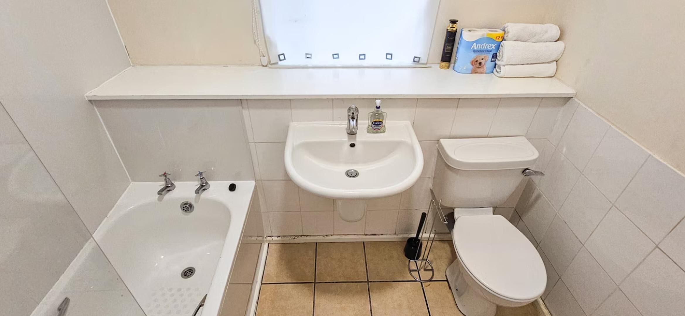 Ein Badezimmer mit einer Badewanne, einem Waschbecken und einer Toilette.