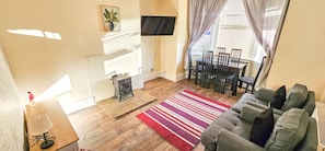 Living area - House Sleeps 6 With Enclosed Garden (Gorebridge)