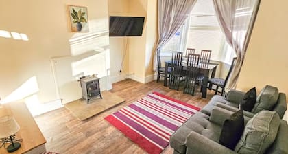 House Sleeps 6 With Enclosed Garden