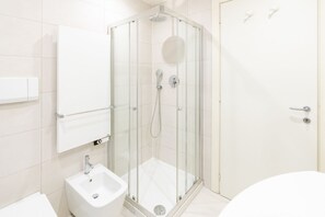 A modern bathroom with a glass-enclosed shower, a sink, and a toilet. - New Bridge House - Domus Verona (Verona)