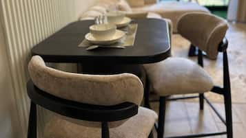 Apartamento, 1 quarto | Sala de jantar