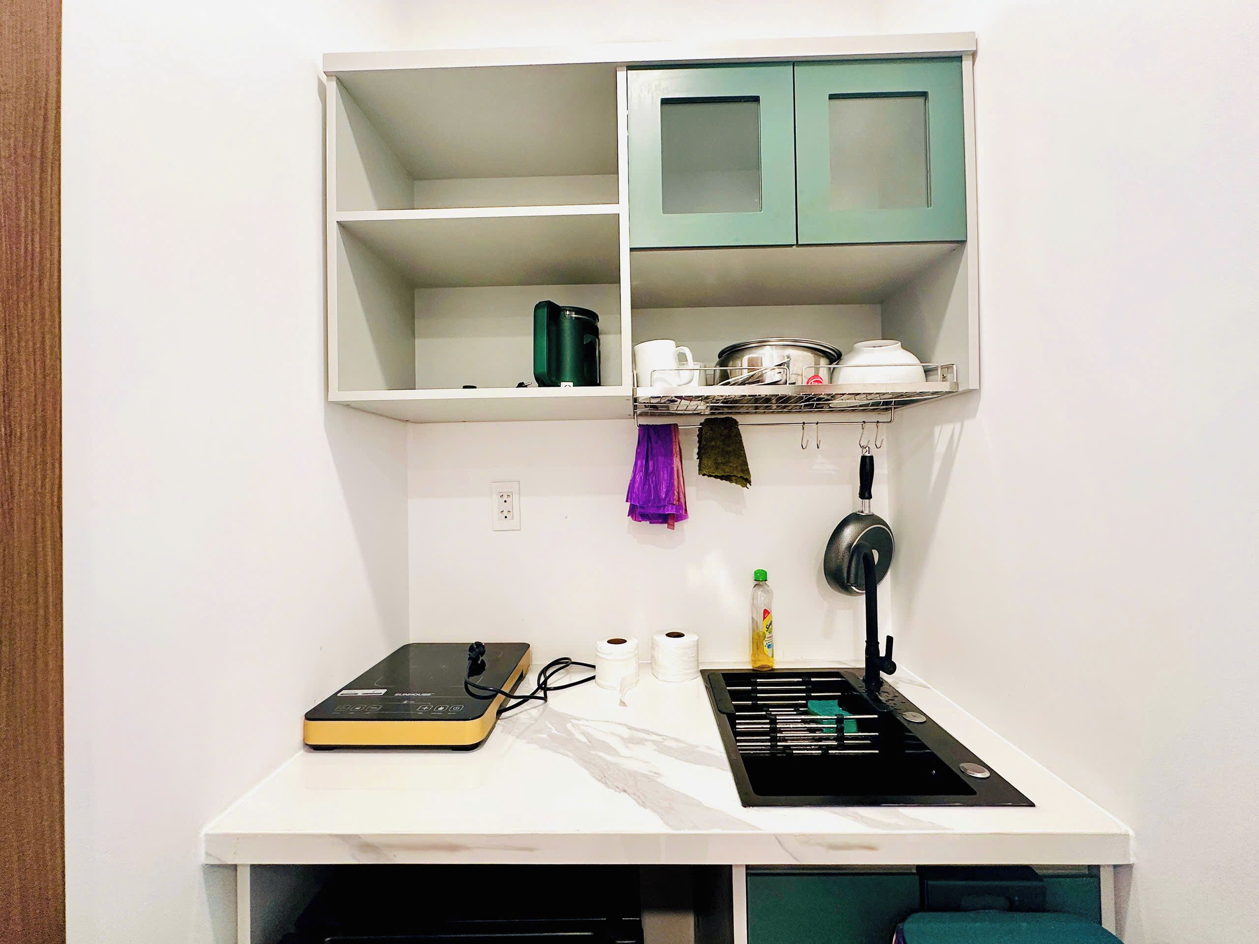 Refrigerador, placa de cocina, utensilios de cocina