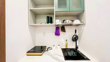 Refrigerador, placa de cocina, utensilios de cocina