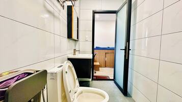Standard Apartment | Bathroom | Shower, hair dryer, towels, soap