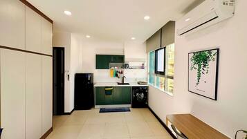 Panoramic Apartment, City View | Private kitchen | Fridge, stovetop, cookware/dishes/utensils