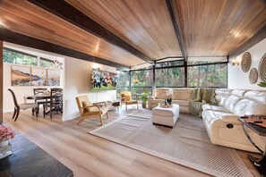 This bright, open space flows seamlessly—from the cozy living room to the dining area, it’s perfect for group gatherings and casual meals. - Bellevue Family-Friendly 4BR Home, Near Issaquah (Bellevue)