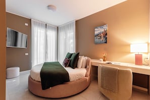 Suite Nobile | Premium bedding, down comforters, iron/ironing board, free WiFi