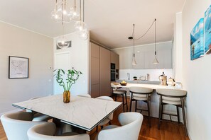Suite Reale | Private kitchen | Full-size fridge, microwave, oven, stovetop