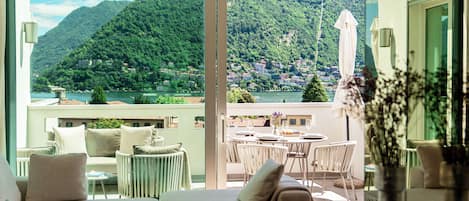 Suite Prestige | Living area | 30-inch TV with digital channels