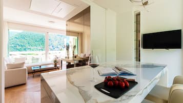 Suite Prestige | Private kitchen | Full-size fridge, microwave, oven, stovetop