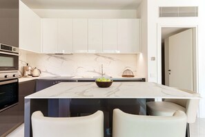 Suite Nobile | Private kitchen | Full-size fridge, microwave, oven, stovetop