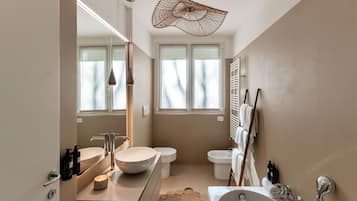 Suite Reale | Bathroom | Shower, free toiletries, hair dryer, bidet