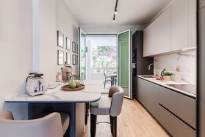 Suite Eccelsa | Private kitchen | Full-size fridge, microwave, oven, stovetop - Villa Olmo Luxury Suites (Como)