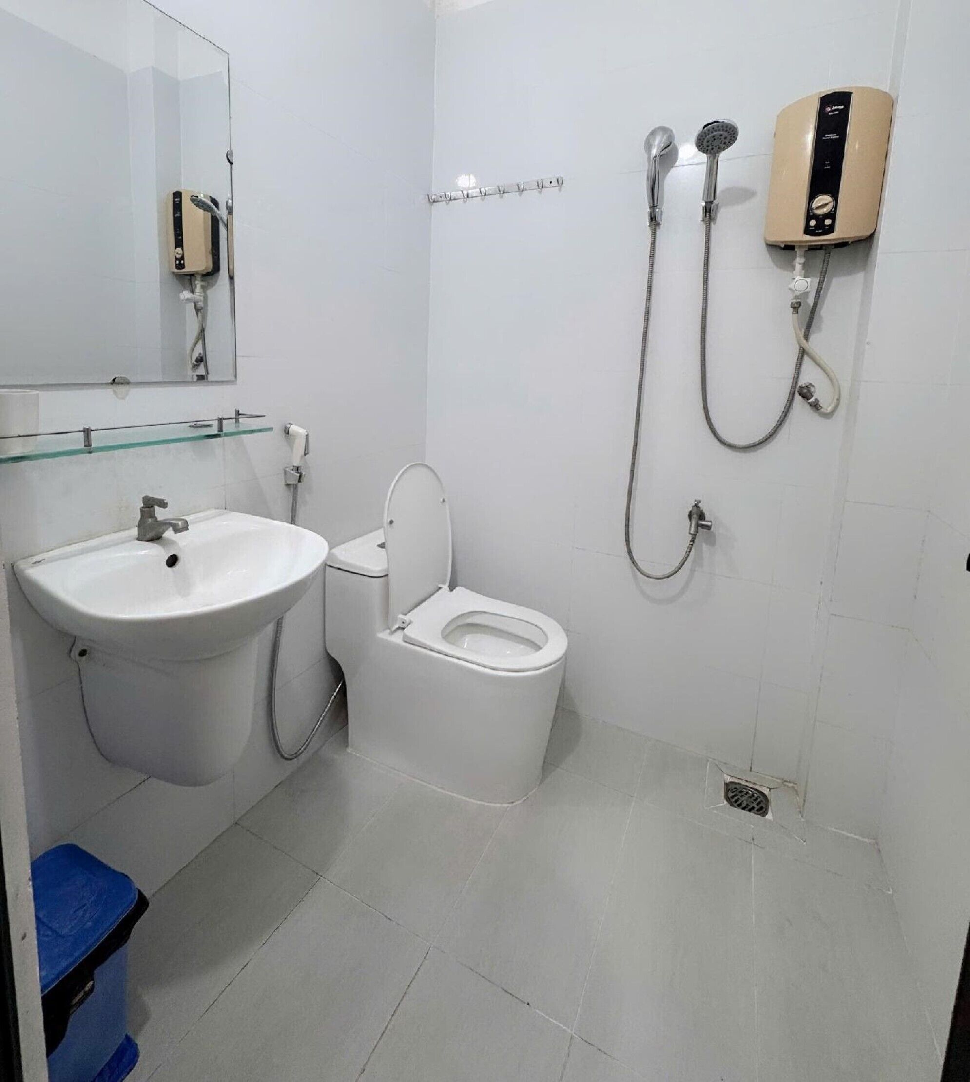 Chuveiro, produtos de toalete grátis, secador de cabelo 