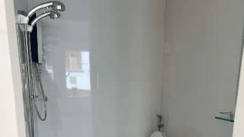 Family Room | Bathroom | Shower, free toiletries, hair dryer, towels