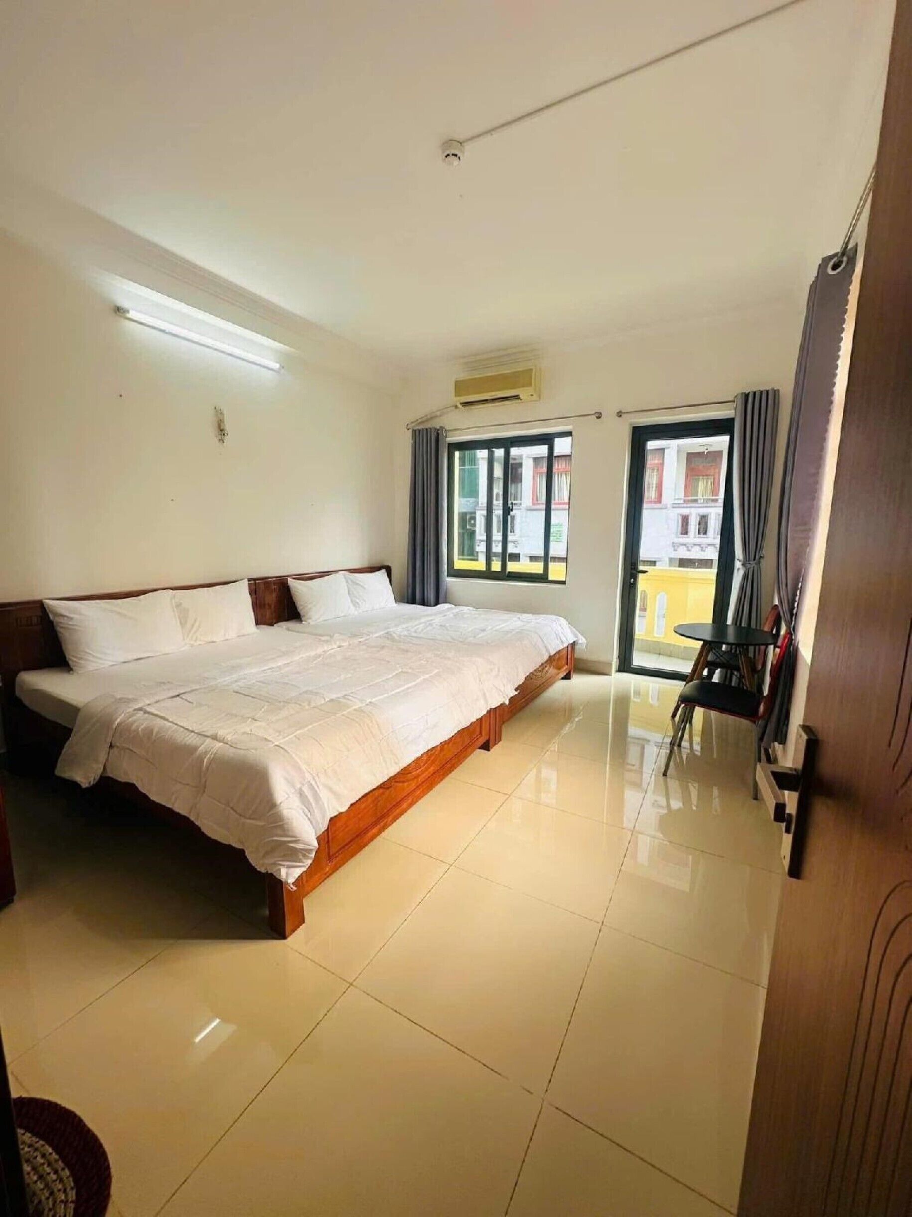 Quarto quádruplo, sacada | Wi-Fi de cortesia, roupa de cama