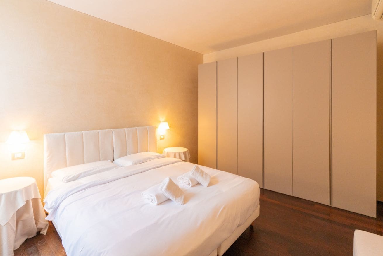3 habitaciones y tabla de planchar con plancha 