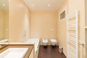 Dusche, Bidet, Handtücher, Shampoo