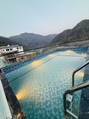 Outdoor pool - Hotel Hrishikesh High Tapovan 2.0 (Rishikesh)