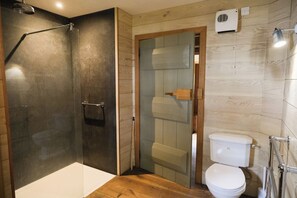 Bathroom - Castle Cottage with panoramic coastal views (Tain)
