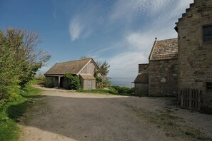 Exterior - Castle Cottage with panoramic coastal views (Tain)
