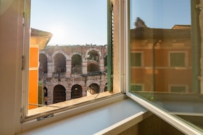A window with a view of a historic stone building with arches. - Stunning residence with unique view of the Arena (Verona)