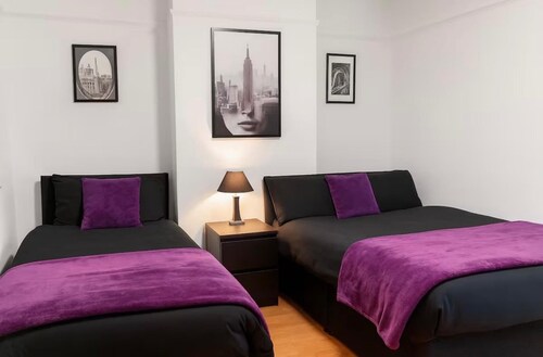 House Sleeps 10 With Enclosed Garden