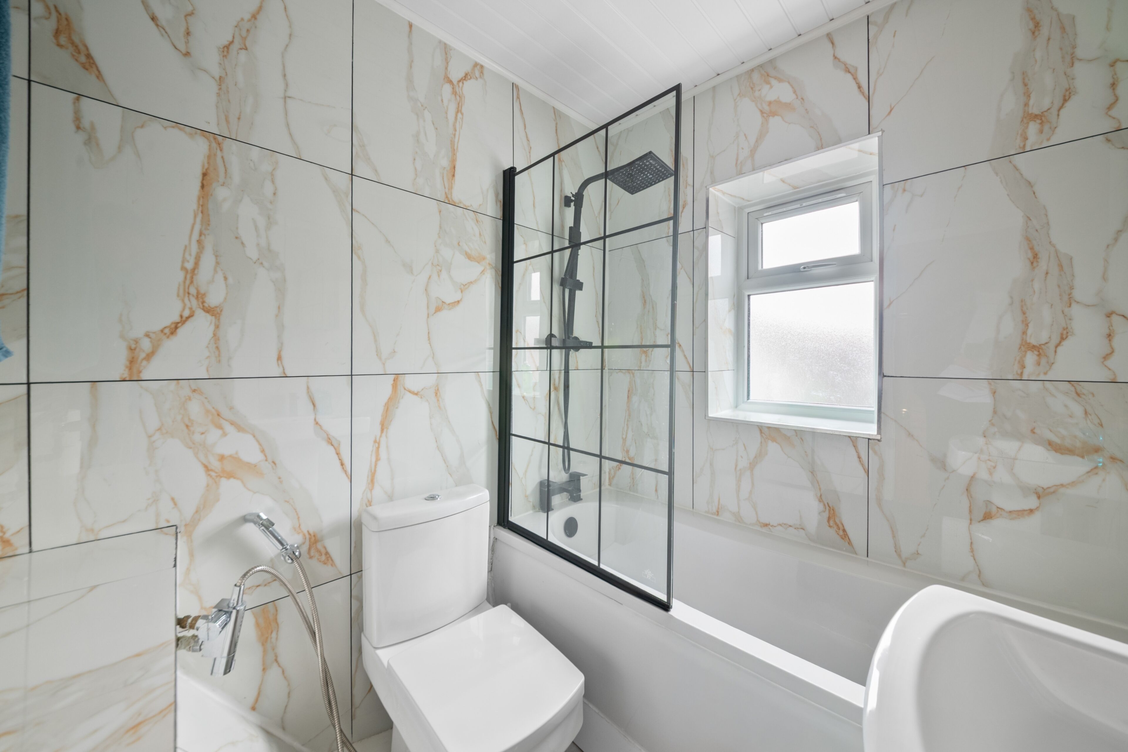 Combined shower/bathtub, deep-soaking bathtub