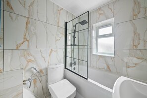 Kombinasi shower/bathtub dan bathtub besar
