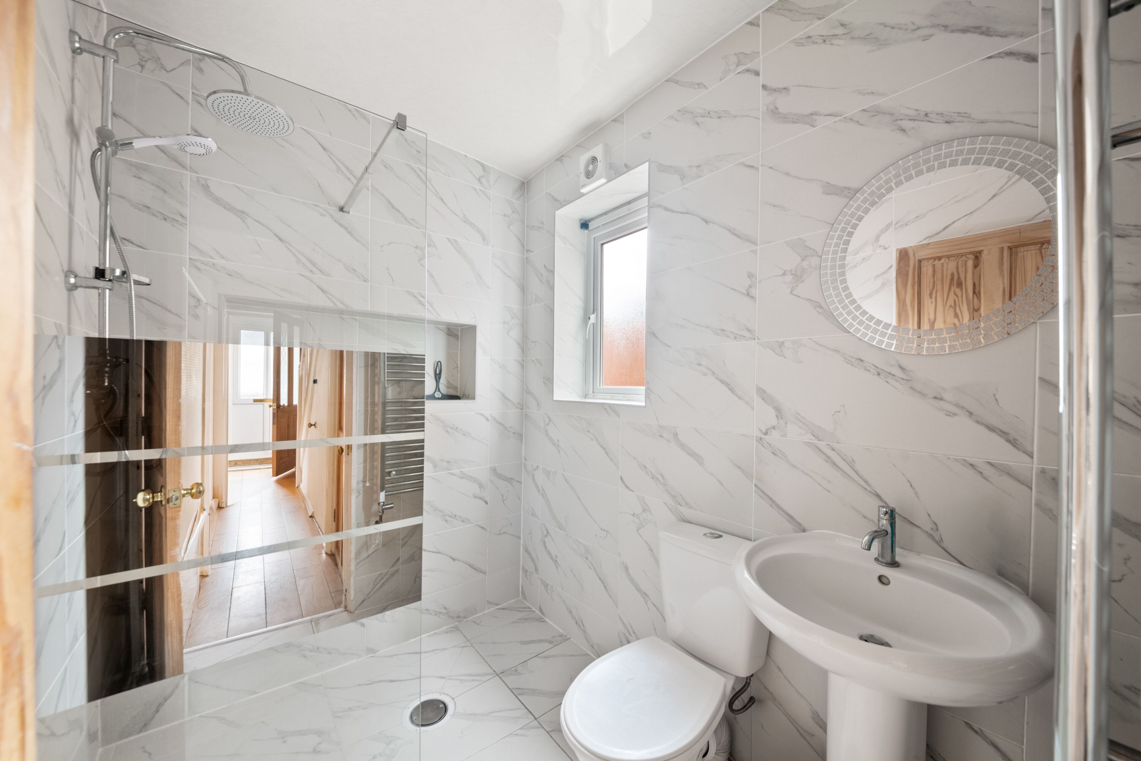 Combined shower/bathtub, deep-soaking bathtub