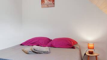 2 bedrooms, iron/ironing board, WiFi, bed sheets