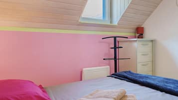 2 bedrooms, iron/ironing board, WiFi, bed sheets