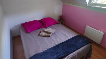 2 bedrooms, iron/ironing board, WiFi, bed sheets