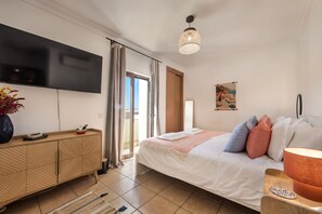 3 bedrooms, iron/ironing board, free WiFi, bed sheets - Private Terrace w/ City View (Tavira)