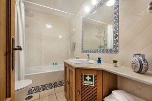 Shower, hair dryer, towels - Private Terrace w/ City View (Tavira)