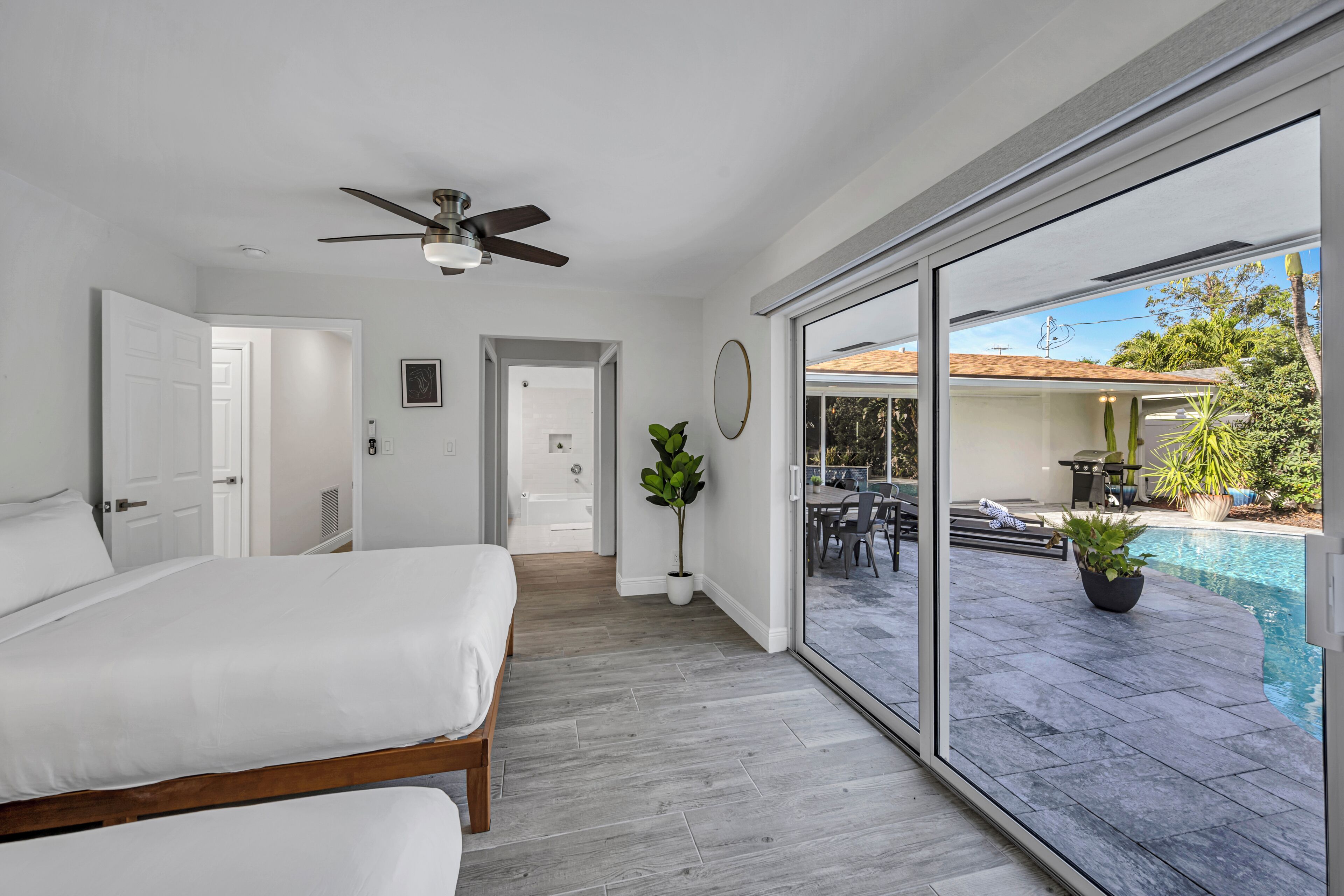 4 habitaciones, tabla de planchar con plancha y cuna de viaje 