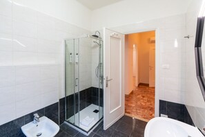 Shower, bidet, towels, shampoo - Spacious, bright and central Serego residence (Verona)