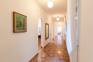 Interior - Spacious, bright and central Serego residence (Verona)