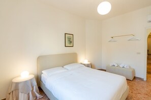 4 bedrooms, iron/ironing board, travel cot - Spacious, bright and central Serego residence (Verona)